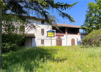 Prestigiosa proprietà con parco e piscina