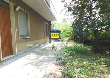 PALAZZINA CON 9 APPARTAMENTI + 10.000 m² DI TERRA 