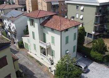 VILLA INDIPENDENTE CON GIARDINO IN CENTRO