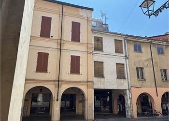 PORZIONE DI CASA CON CORTILE INTERNO E TERRAZZA
