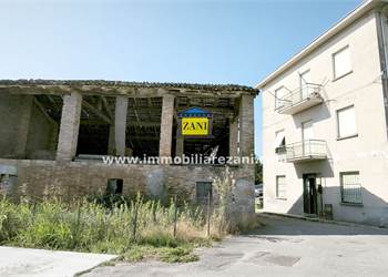 Porzione di stabile con terreno