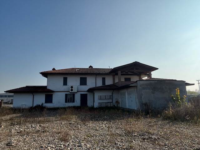 esterno abitazione, uffici ed autorimessa 