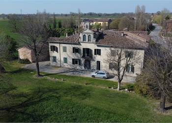 CASALE CON DUE APPARTAMENTI