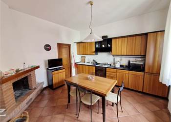 Casa indipendente su due livelli con giardino