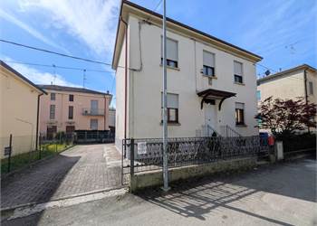 Casa indipendente su due livelli con giardino