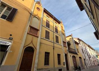 PALAZZINA CON DUE APPARTAMENTI, NEGOZIO E UFFICIO