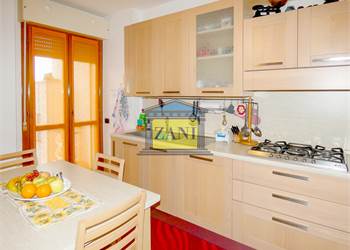 Piano alto con vista colline, recente costruzione (Spese: 65 €/mese)