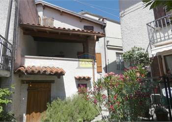 Porzione di casa in collina con taverna, fienile e terreno privato