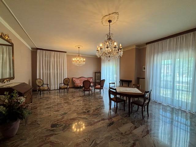 salone con balcone