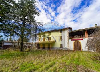 COMPLESSO COLLINARE CON PISCINA E PARCO - IDEALE STRUTTURA RICETTIVA / RESORT
