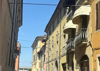 AMPIO APPARTAMENTO DA RISTRUTTURARE 