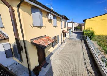 DUE SEMINDIPENDENTI CON GIARDINO