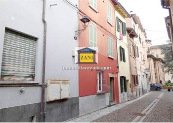 Fidenza, centro storico. Una fetta di casa con terrazzo.